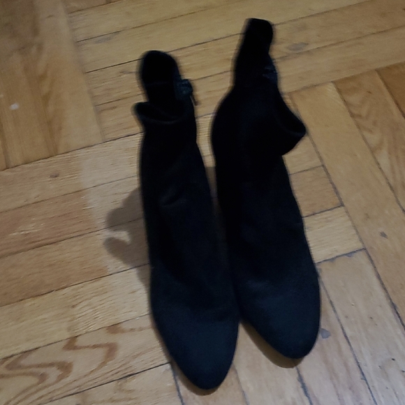 Steve Madden Black Heeled Boots with Gold Accent - Picture 4 of 6